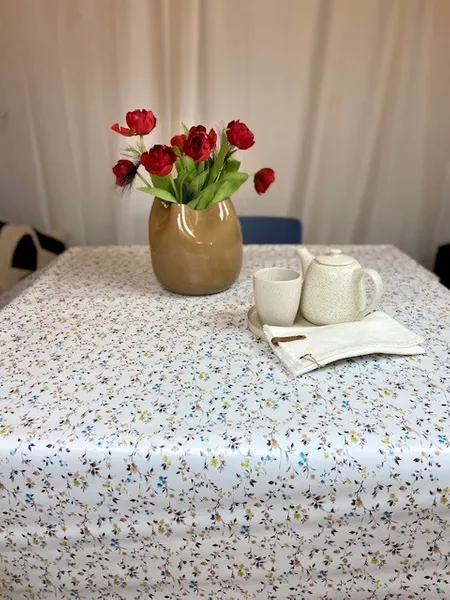 Sommarblommor på vit botten