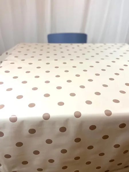 Gräddvit med brun prick