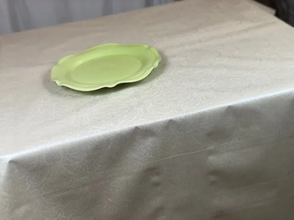 Beige vaxduk med vackert mönster metervara